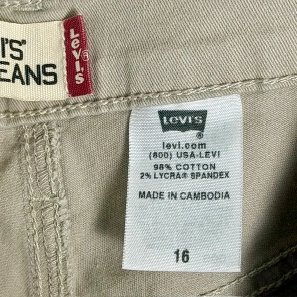 Levi's Women's‎ Khaki Casual Shorts Size 16 Cotton Blend Stretch
